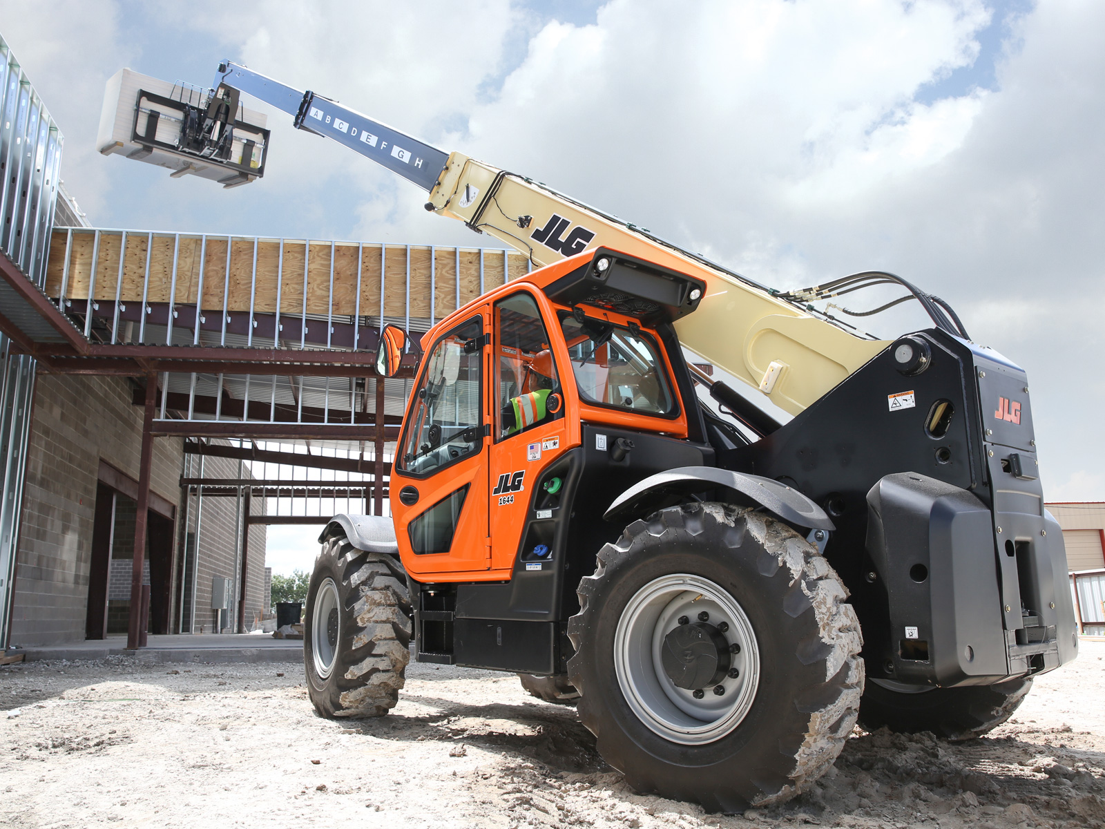 JLG-1644-High-Capacity-Telehander-4